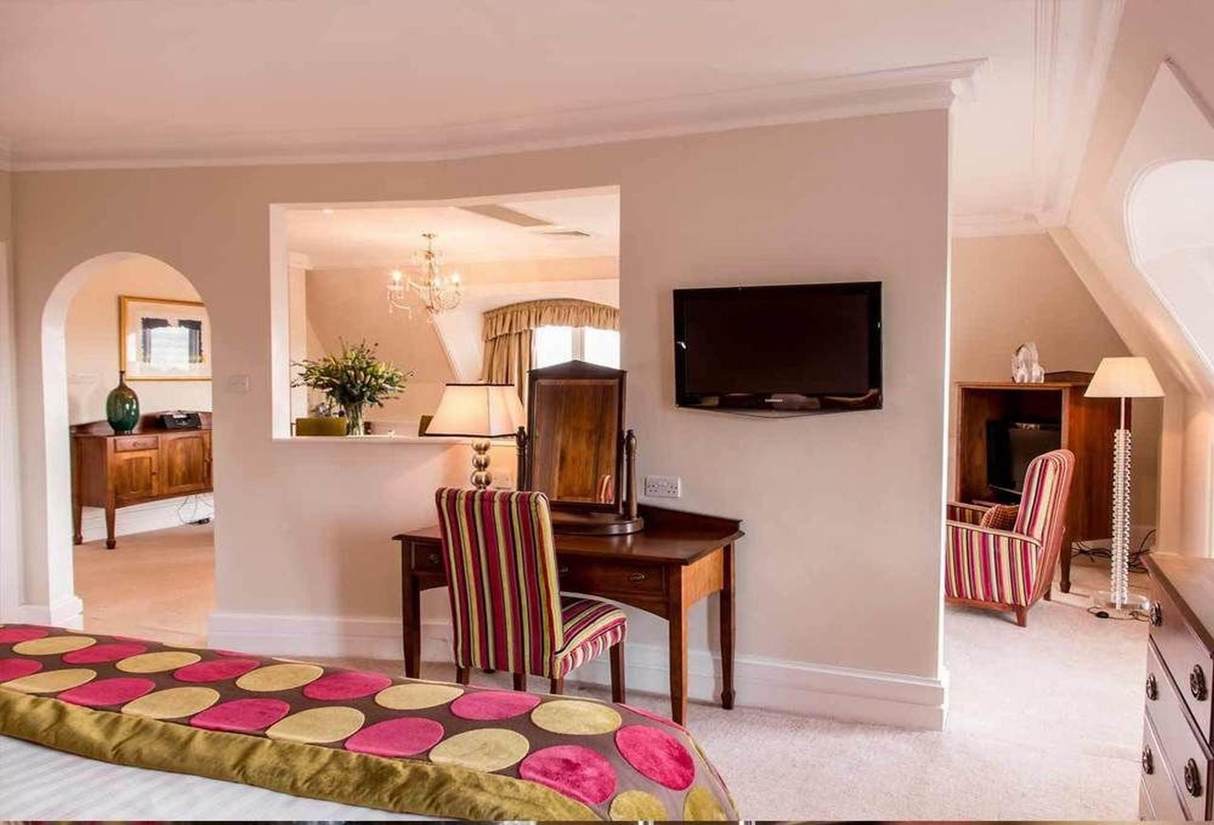 The Culloden Estate And Spa Holywood  Εξωτερικό φωτογραφία A suite at the hotel